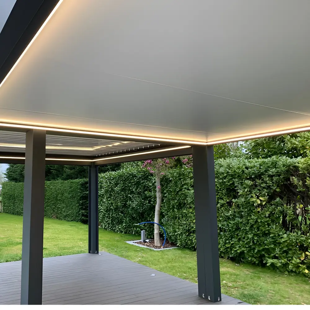 Seesky Taf overkapping met vast dak en sfeervolle verlichting in tuin