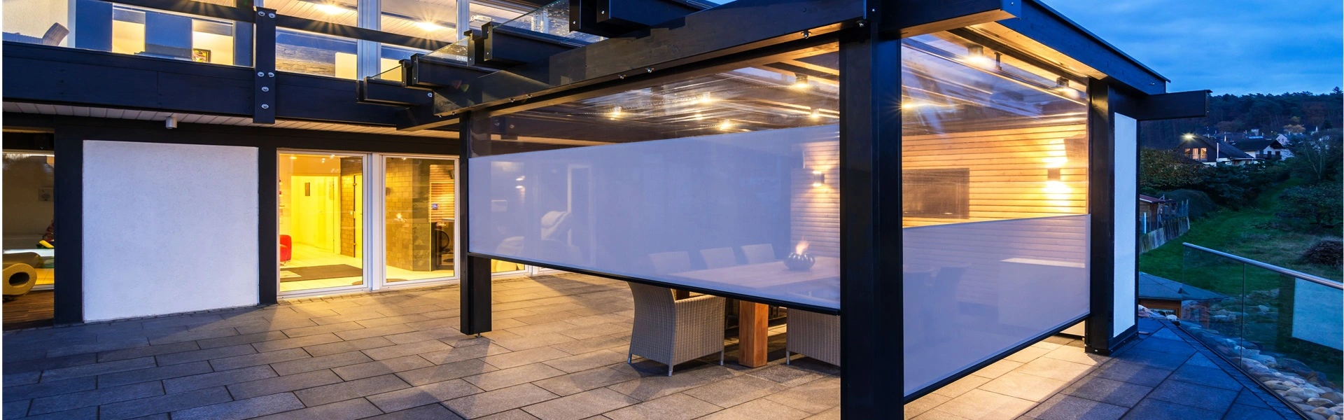 Showroom aan de buitenkant met overkapping en zipscreens