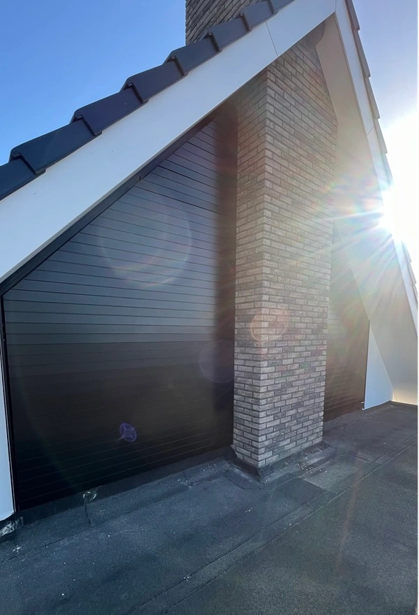 Strak afgewerkte zonwering bij een schuin dak