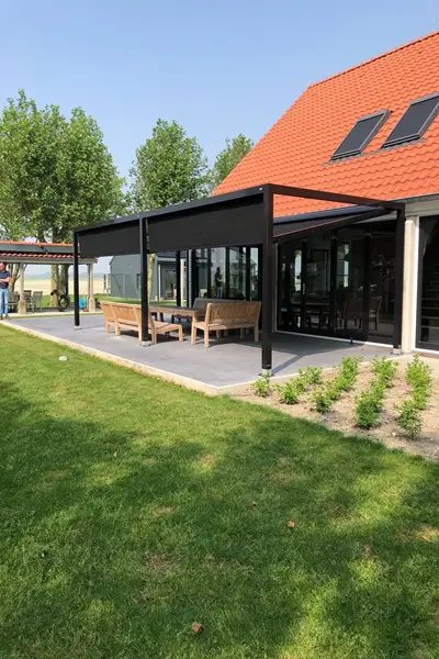 Strakke kubusoverkapping met zonwerend doek voor terrasbescherming Strakke kubusoverkapping met zonwerend doek voor terrasbescherming