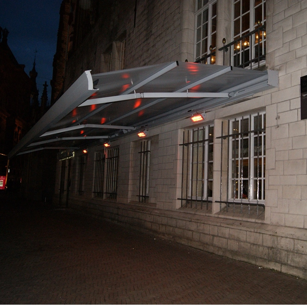 Sunrain ZRS scherm met terrasverwarming aan historische gevel voor comfort