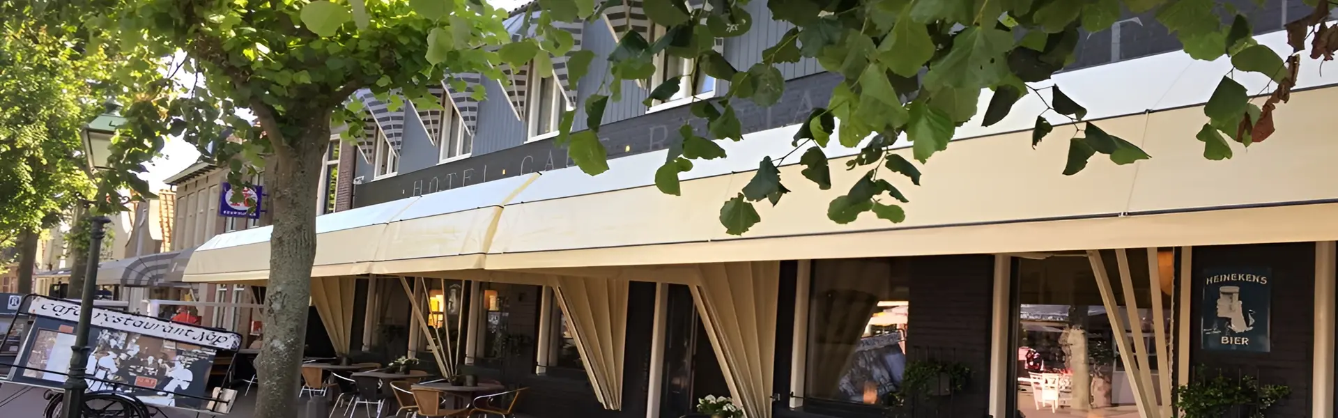 Terras met horeca markiezen bij Nap voor optimale zonbescherming