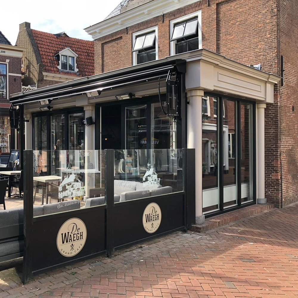 Terras met schaararmscherm en glazen windschermen bij Grand Cafe De Waag