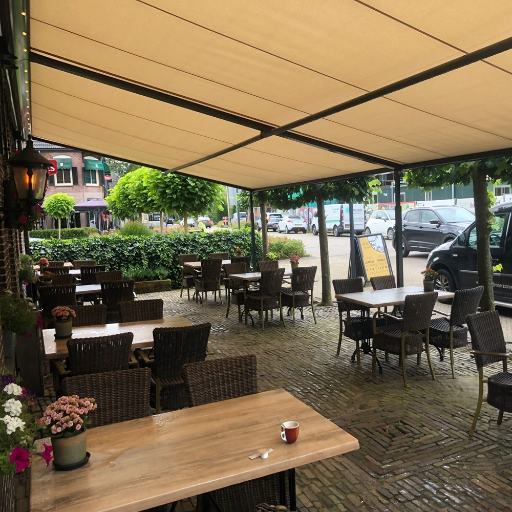Terras met schuine overkapping en doek voor comfortabele horeca