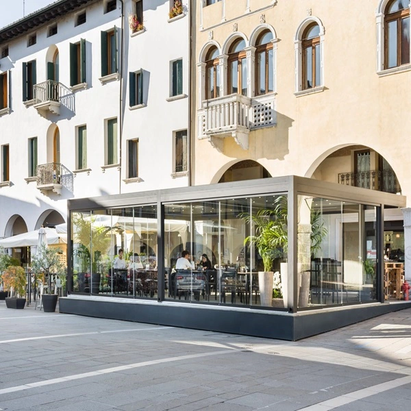 Terrasoverkapping bij een winkelcentrum