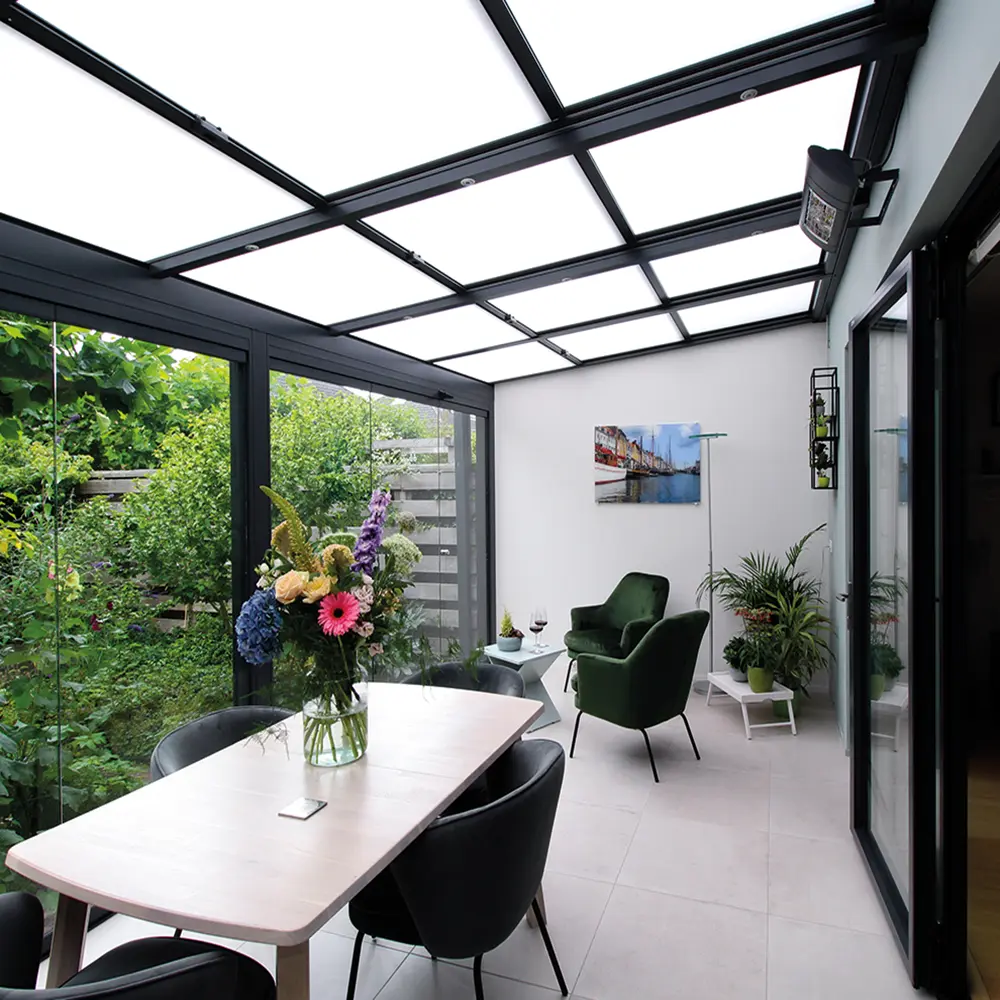 Terrasoverkapping met glazen schuifdeuren in een groene tuin