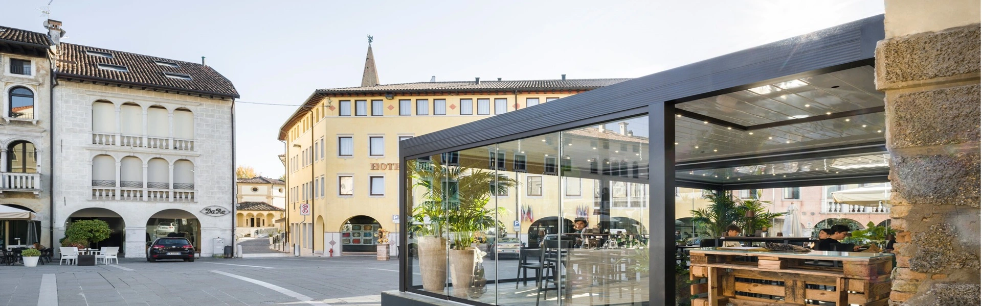 Terrasoverkapping met glazen wanden en stijlvolle inrichting