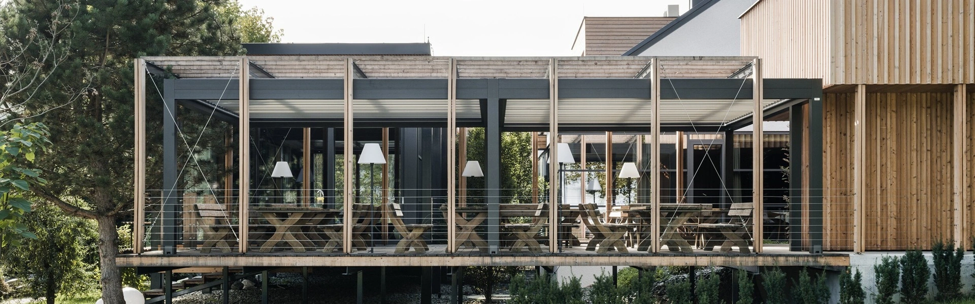 Terrasoverkapping met lamellen bij een restaurant met houten details