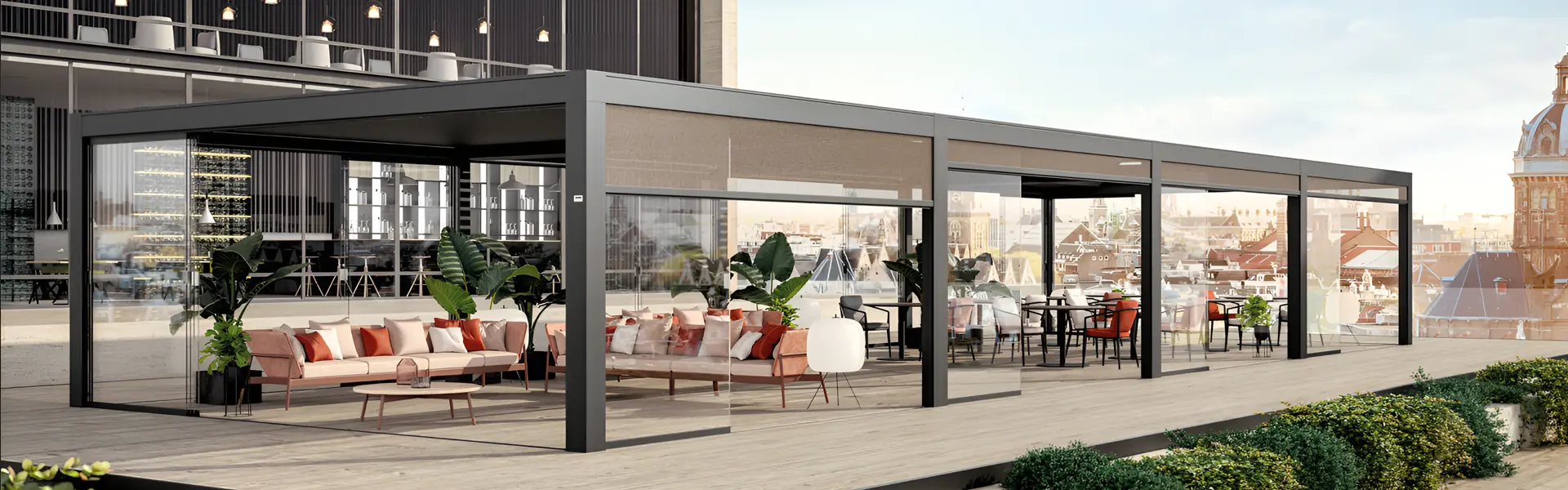 Terrasoverkapping met lamellen en glazen wanden bij een stadshotel