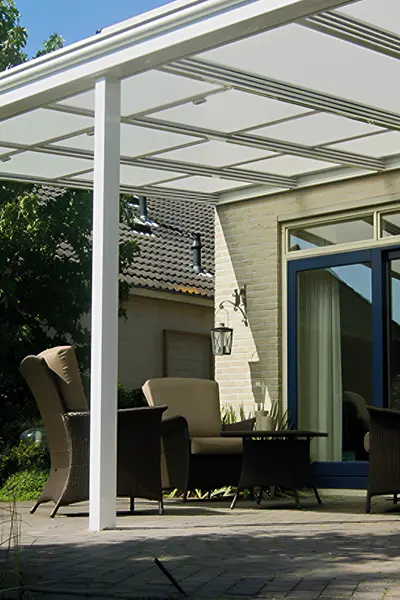 Terrasoverkapping met polycarbonaat schuifdak en tuinmeubelen Terrasoverkapping met polycarbonaat schuifdak en tuinmeubelen