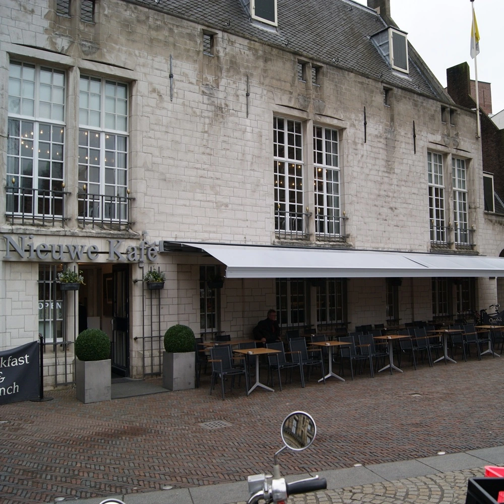 Terrasscherm Sunrain ZRS voor comfortabel buiten dineren bij restaurant