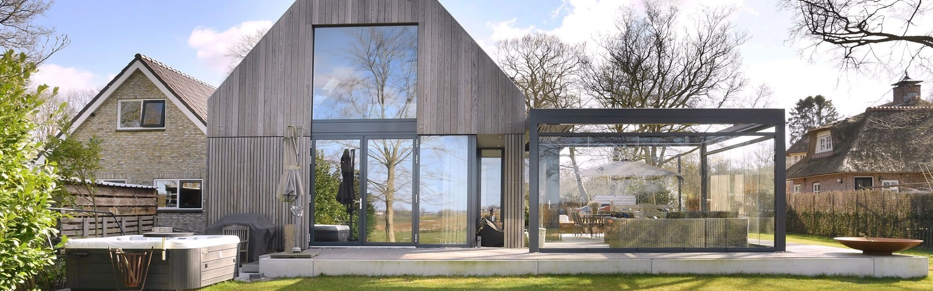 Tuinkamer met schuifwanden bij houten woning