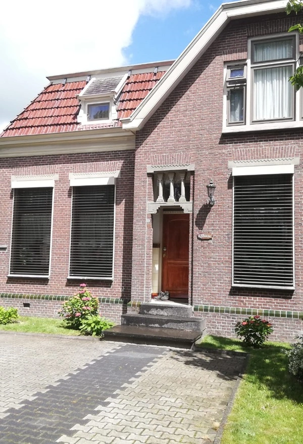 Voorgevel met buitenjaloezieen gesloten voor privacy en zonwering