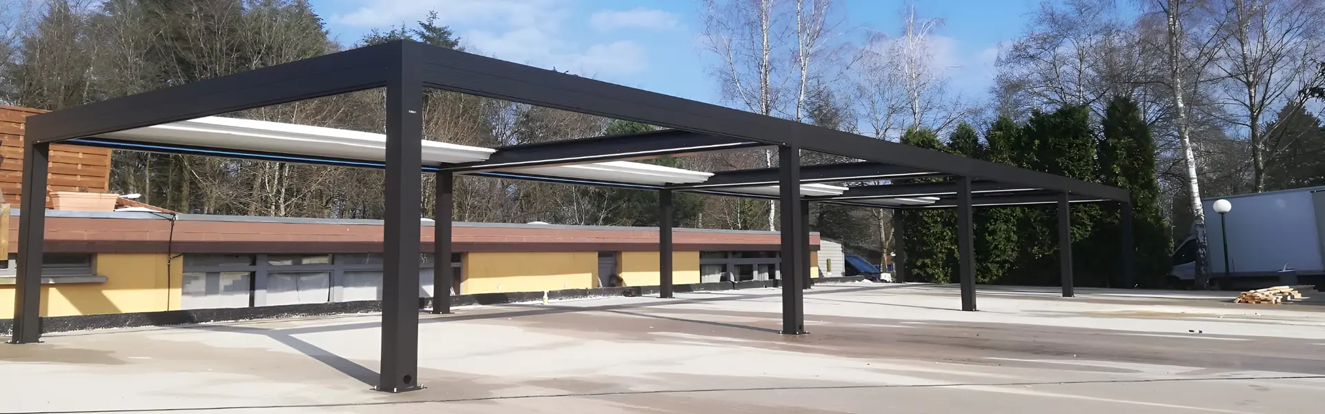 Vrijstaande overkapping met vouwdak geplaatst op een campingterrein