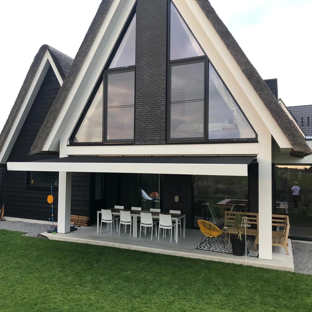 Woning met rieten dak en knikarmscherm boven terras in Gelderland Woning met rieten dak en knikarmscherm boven terras