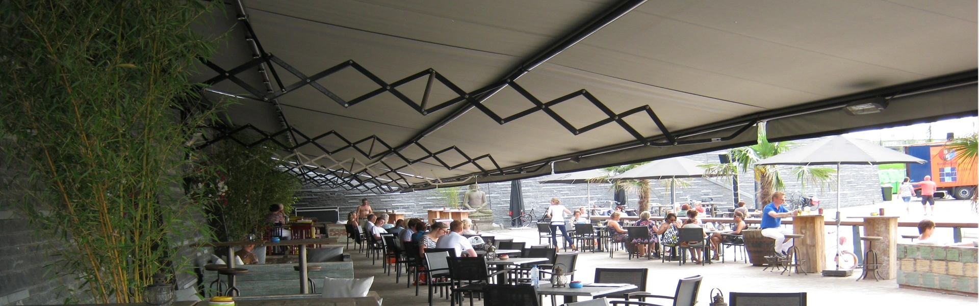 XL schaararmscherm overdekt een groot terras, biedt schaduw en comfort