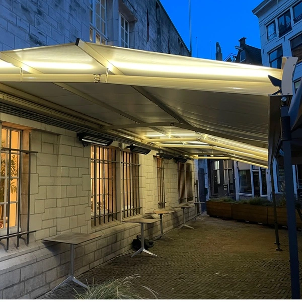 Zon en regenscherm bij een horeca-gelegenheid Zon en regenscherm bij een horeca-gelegenheid