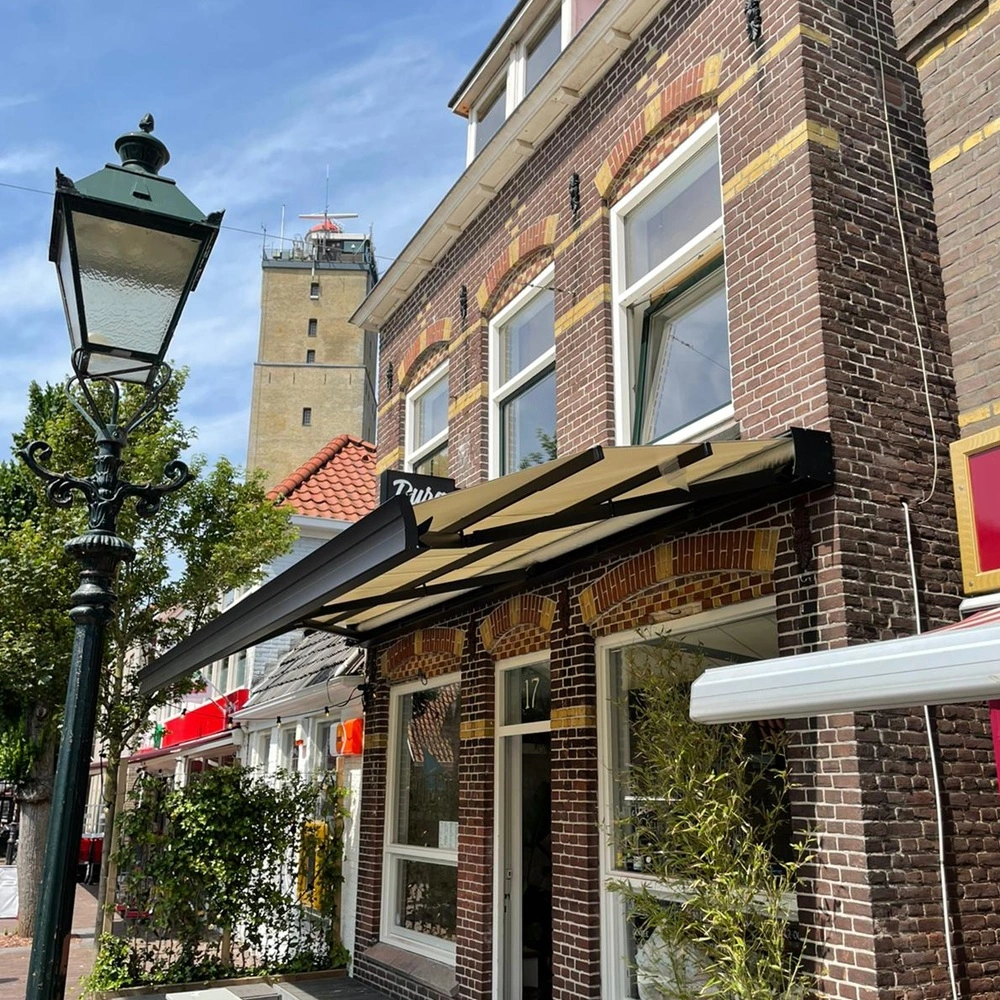 Zon- en regenwering Sunrain ZRS bij horeca gelegenheid