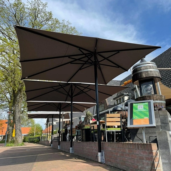 Zon en regenwering parasols bij een horeca-gelegenheid Zon en regenwering parasols bij een horeca-gelegenheid