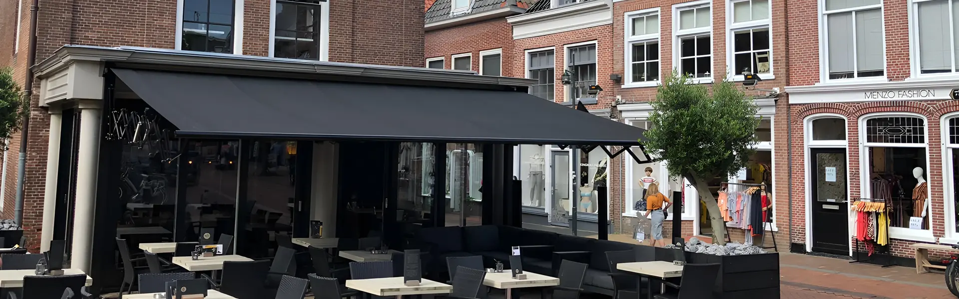 Zon- en regenwering schaararmscherm zorgt voor comfort op terras