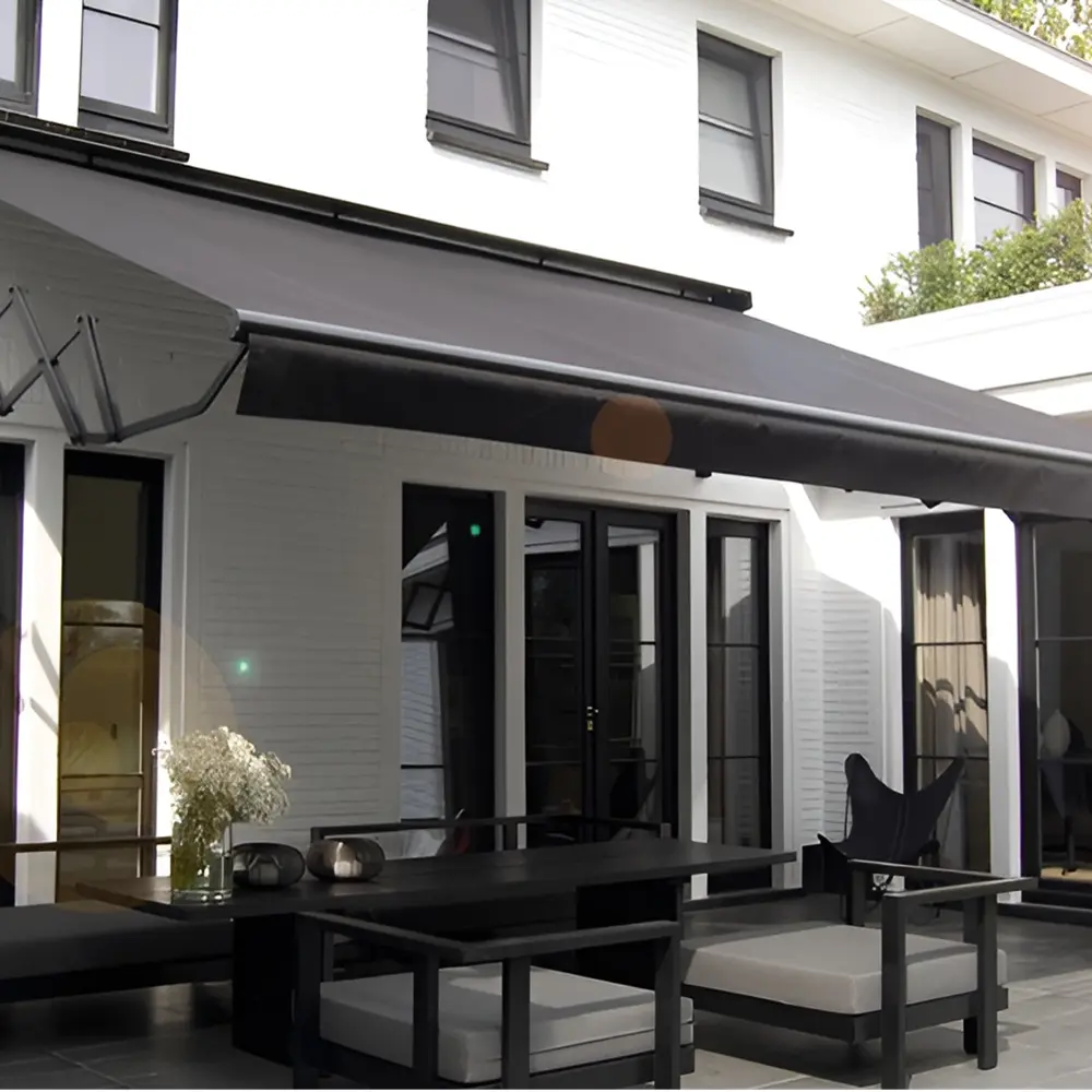 Zwart schaararmscherm boven terras van moderne woning