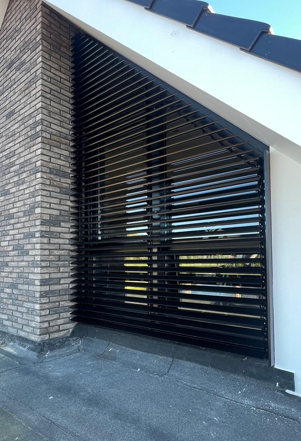 Zwarte louvre lamellen op een hellend dak