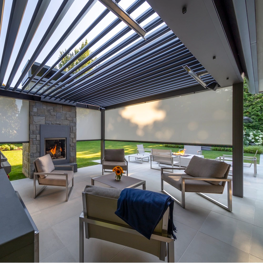Aluminium Renson Camargue lamellen overkapping met haard en zitgedeelte