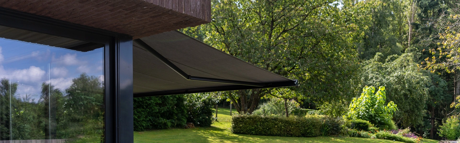 BX270 knikarmscherm met schaduw over terras in ruime tuin