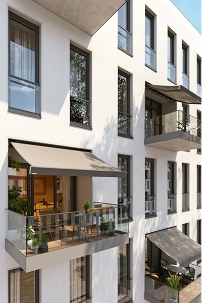 Beige Smaila knikarmscherm op een balkon van een modern appartementencomplex Beige Smaila knikarmscherm op een balkon van een modern appartementencomplex