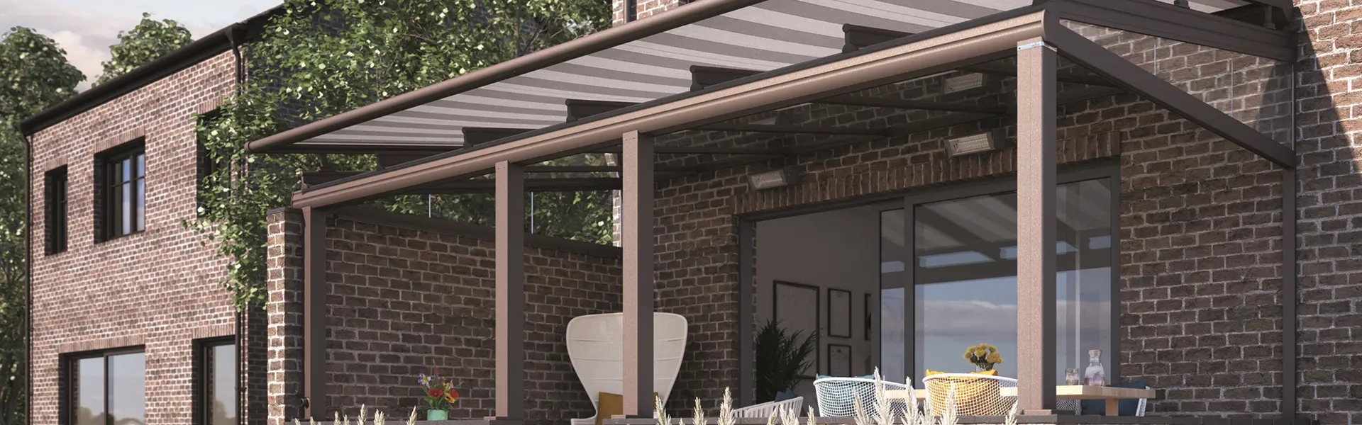 Bruine glazen terrasoverkapping met zonwerend doek en stevige constructie