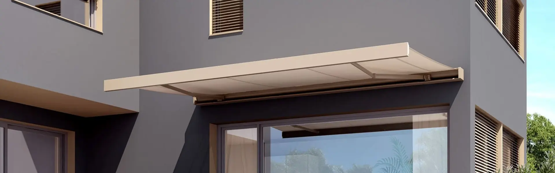 CAMABOX knikarmscherm boven een terras bij een grijs gebouw