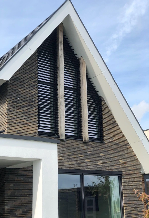 Close-up louvre lamellen op gevel van woning in Meerstad Close-up louvre lamellen op gevel van woning in Meerstad