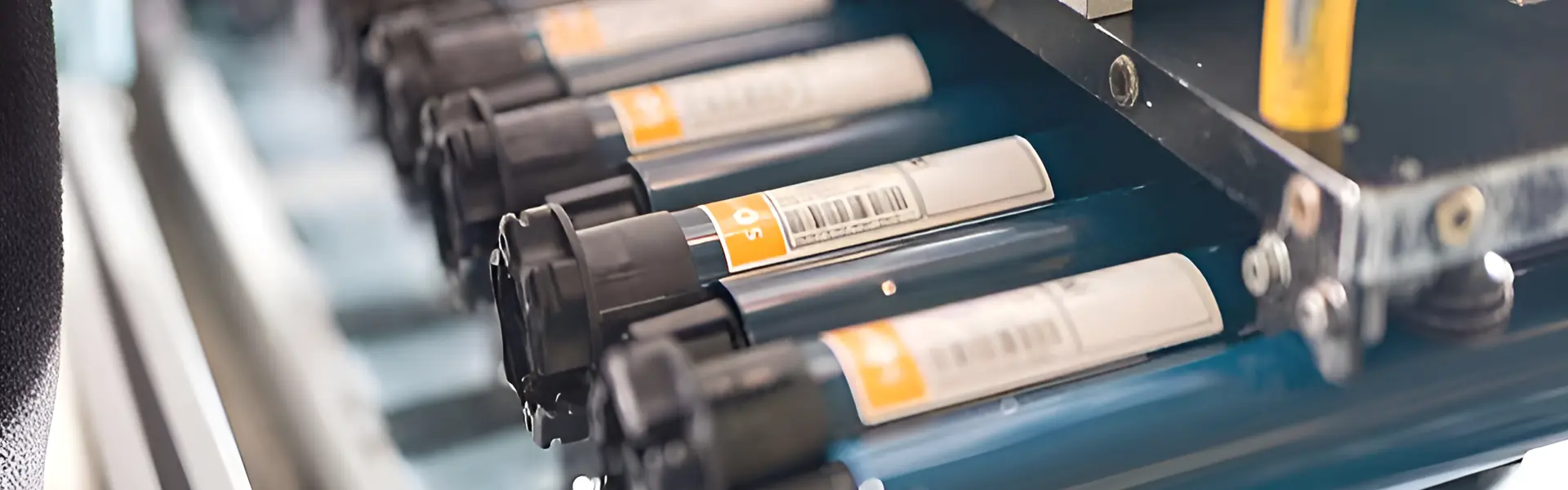 Close-up van Somfy-motoren in een productielijn, geoptimaliseerd voor zonwering