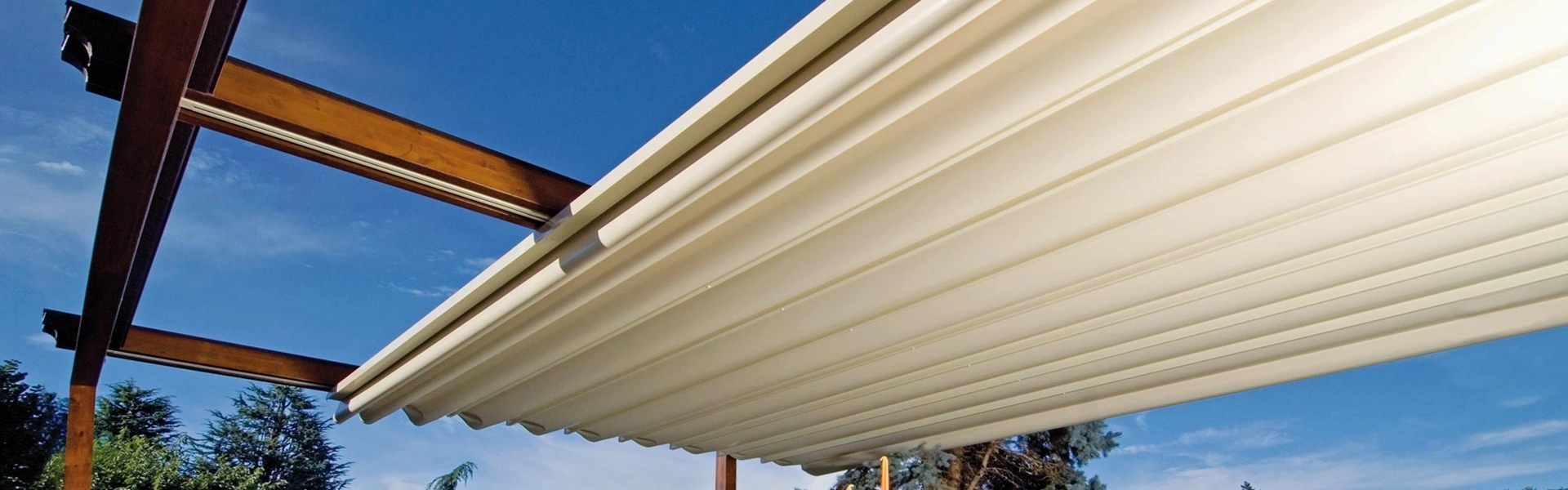 Close-up van een Woodplus vouwdak met houten frame en blauwe hemel