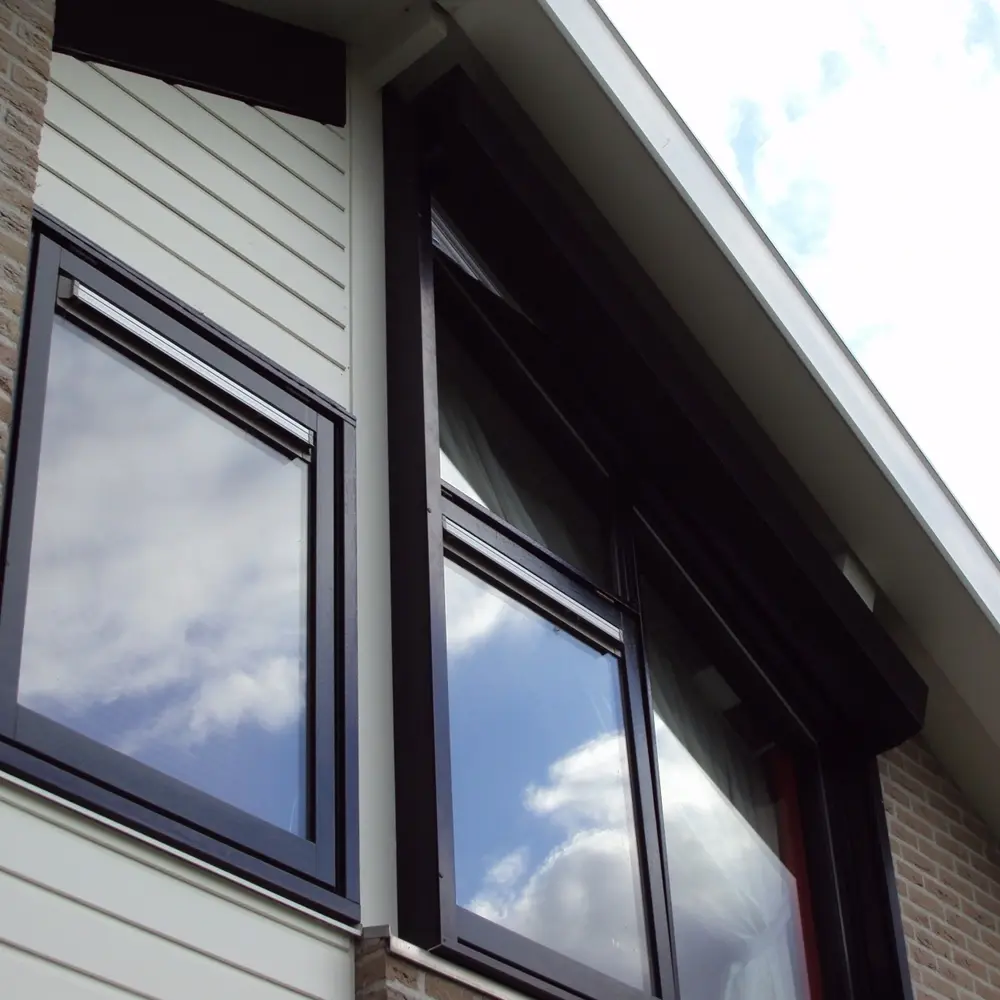 Close-up van schuine rolluiken op raam van woning in Friesland