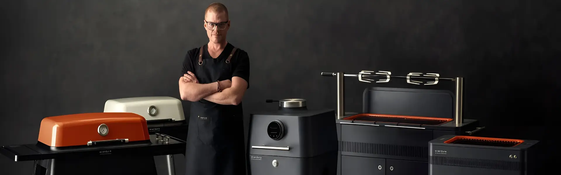 Everdure BBQ collectie met Heston Blumenthal in een donkere setting