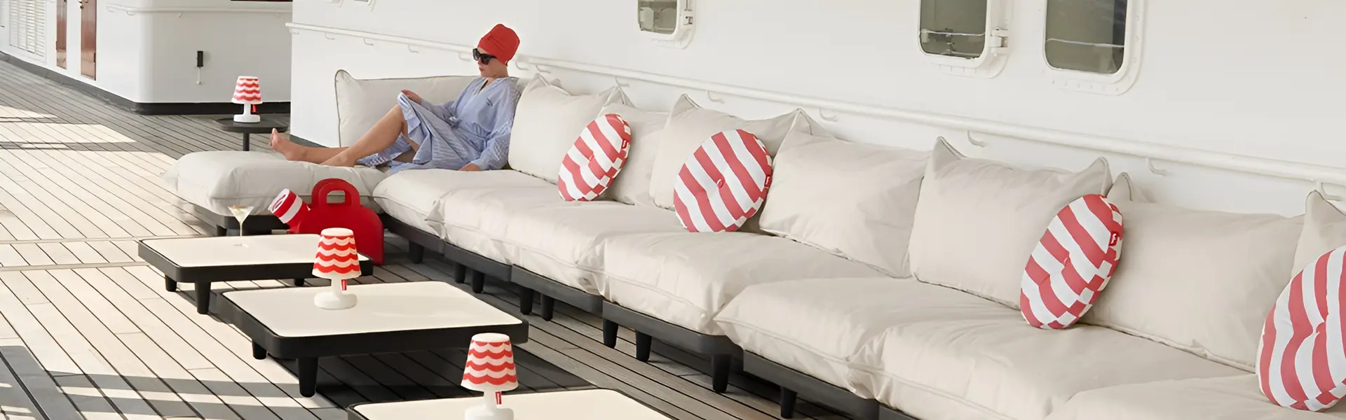 Fatboy Paletti lounge set voor buitengebruik in een zonnige setting