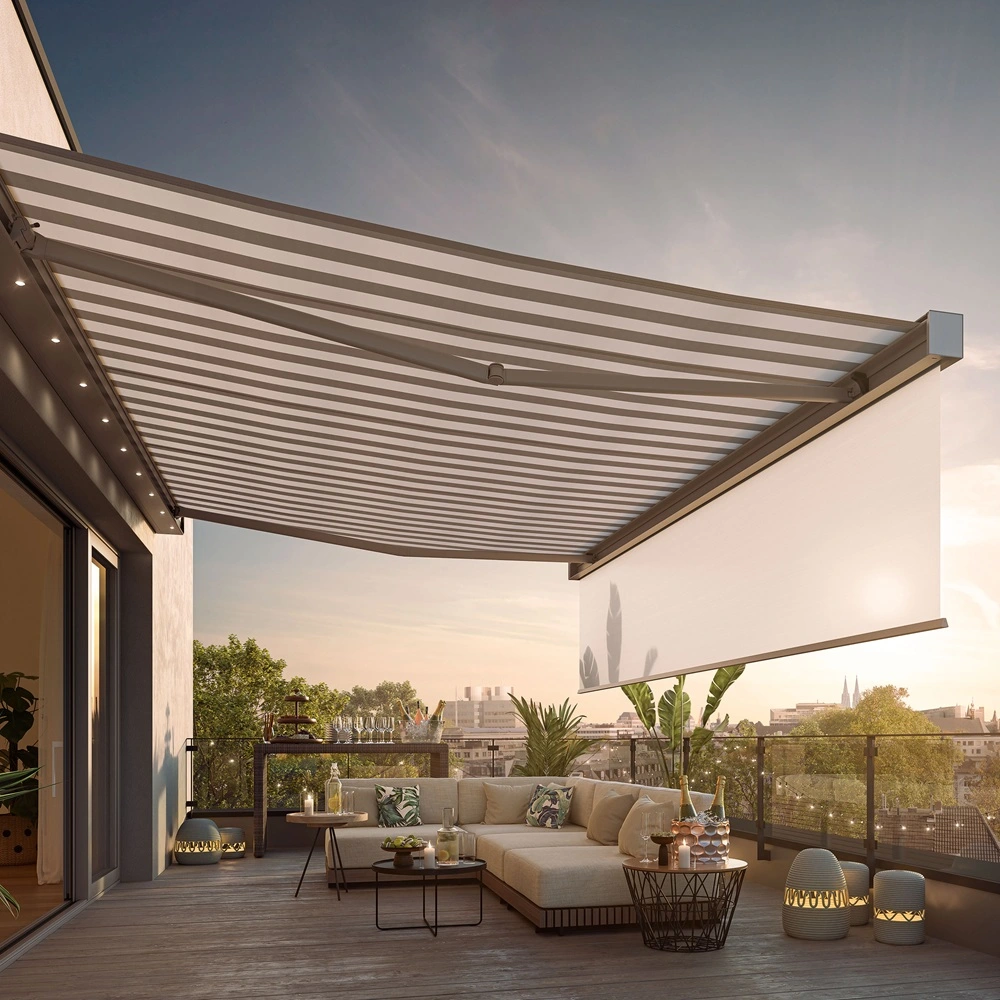 Gestreept Smaila knikarmscherm met zichtbare LED-verlichting op balkon