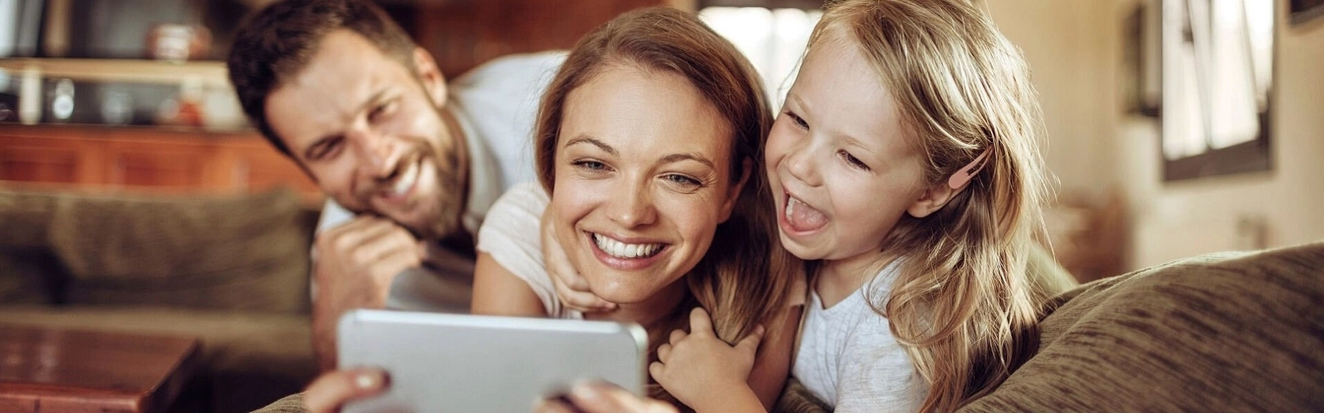 Gezin geniet van slimme bediening met Somfy TaHoma box in woonkamer (1)