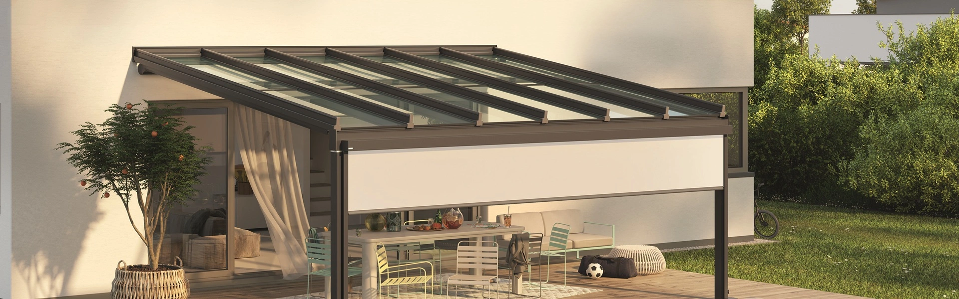 Glazen overkapping Terrazza Sempra met moderne uitstraling en zonwering