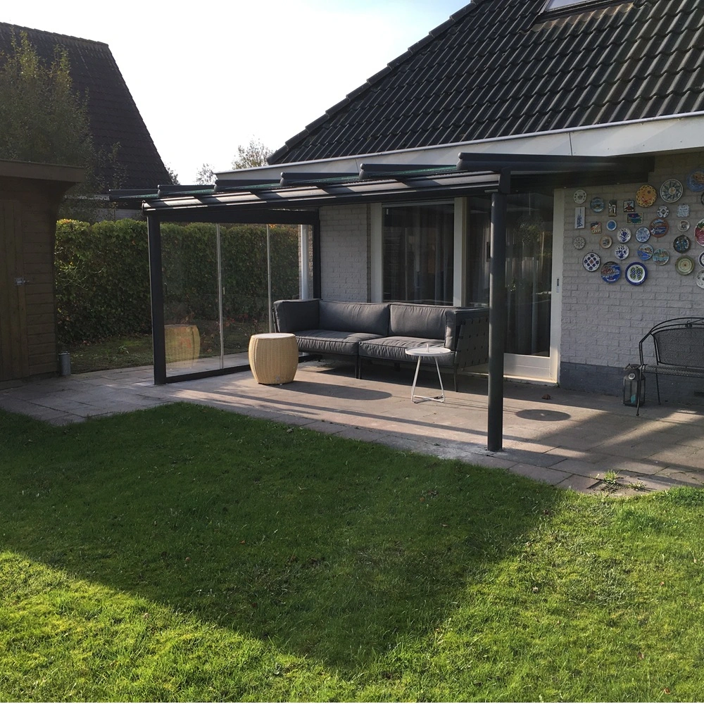 Glazen overkapping Terrazza Sempra met zitgedeelte in een achtertuin