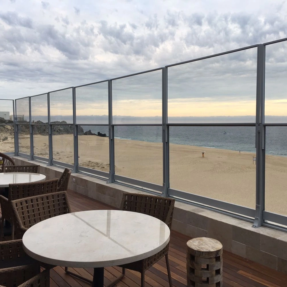 Glazen windscherm met uitzicht op strand en zee