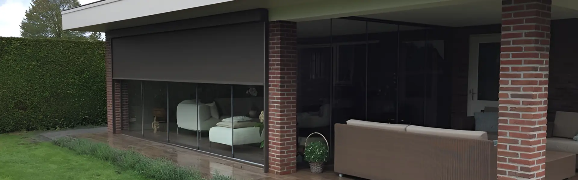 Glazenschuifwand W17 Easy met gesloten zonwering aan een overdekt terras