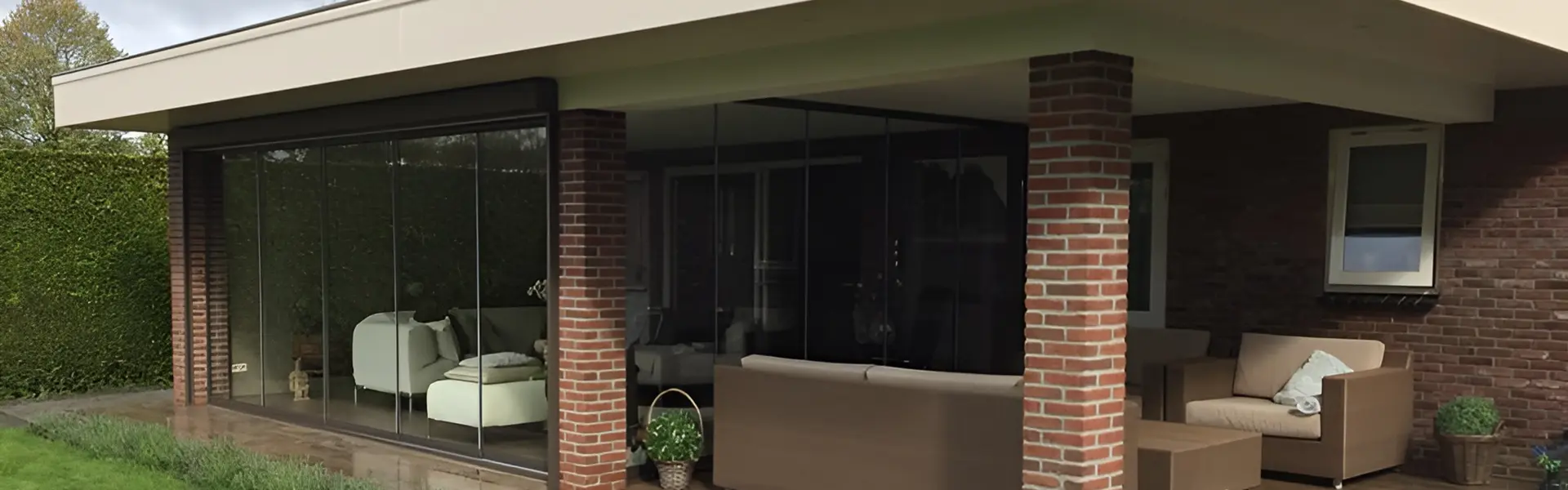 Glazenschuifwand W17 Easy met open uitzicht en comfortabele zithoek