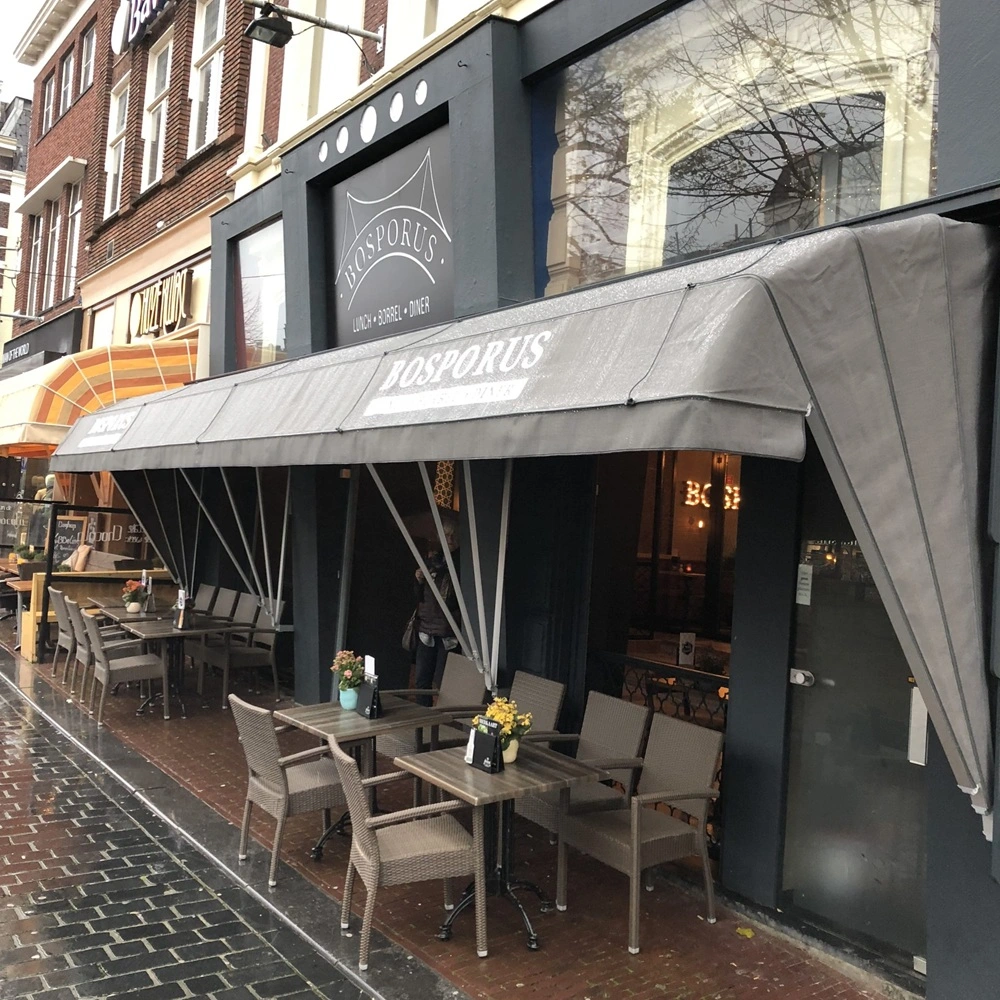 Grijze petmodel markies bij restaurant Bosporus met terrasstoelen