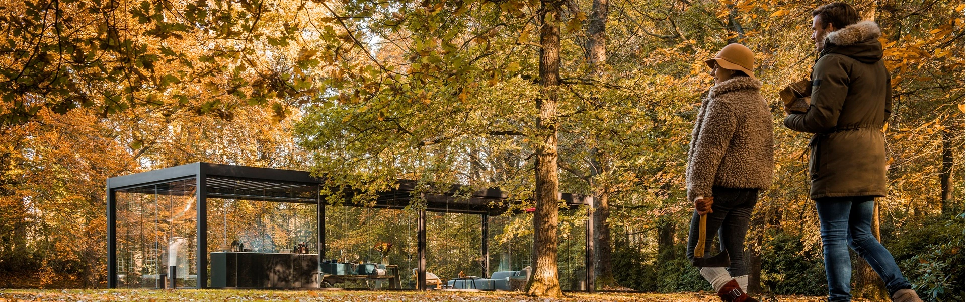 Herfsttafereel met Camargue Skye overkapping en wandelaars in bosrijke omgeving