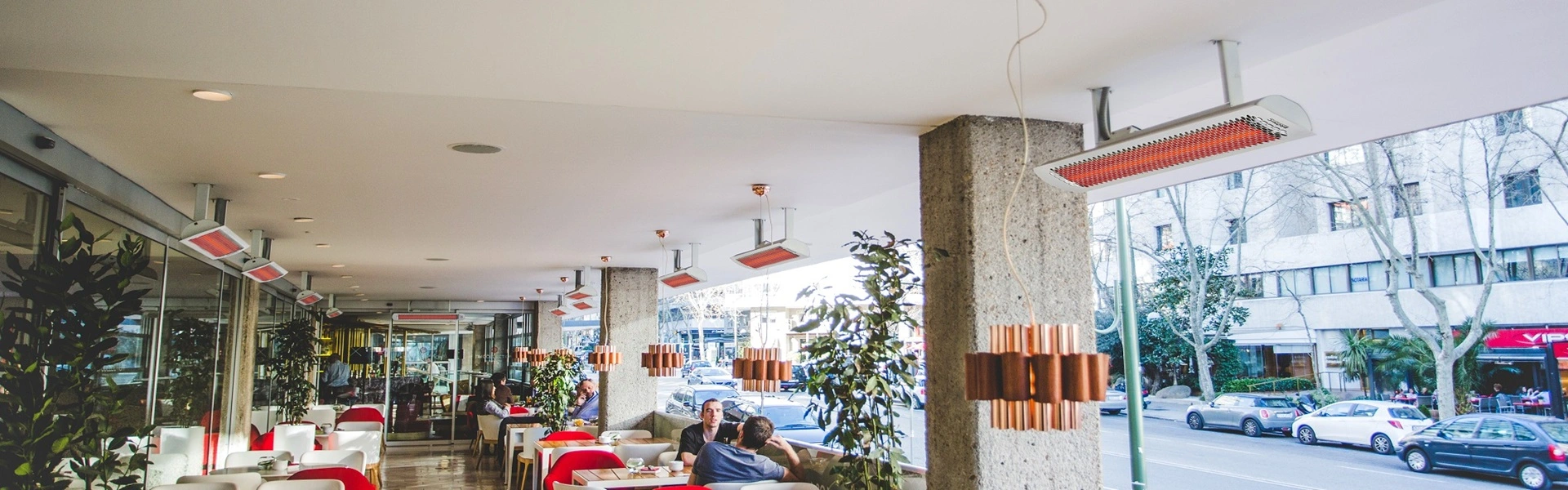 Horecaterras met plafondverwarming en moderne inrichting