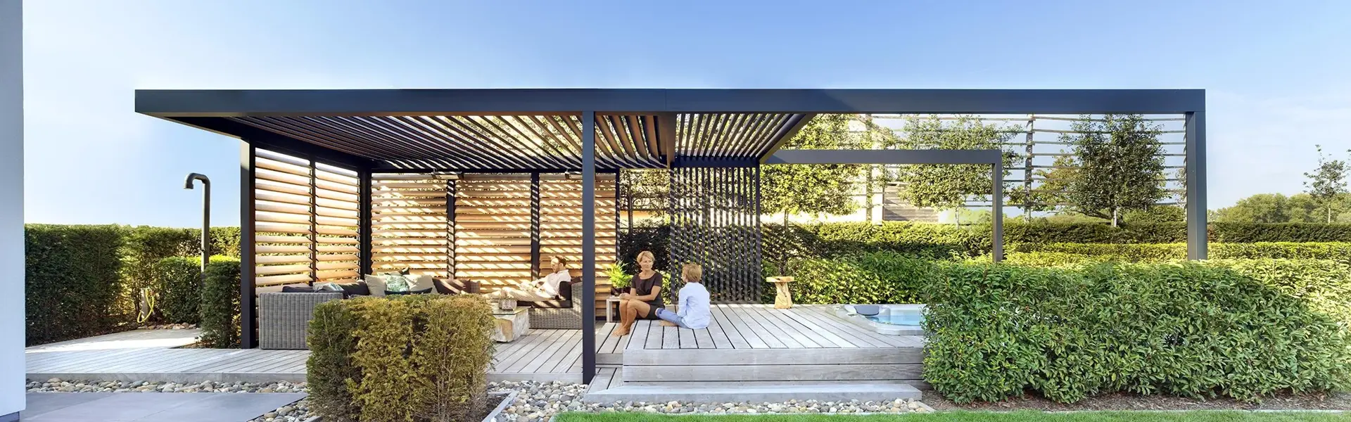 Houten en aluminium overkapping met comfortabele zithoek en schaduw