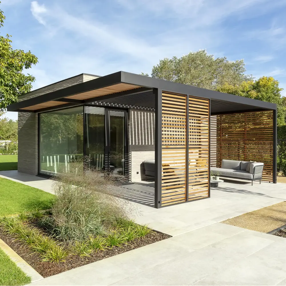 Houten en aluminium overkapping met lamellen en loungemeubilair