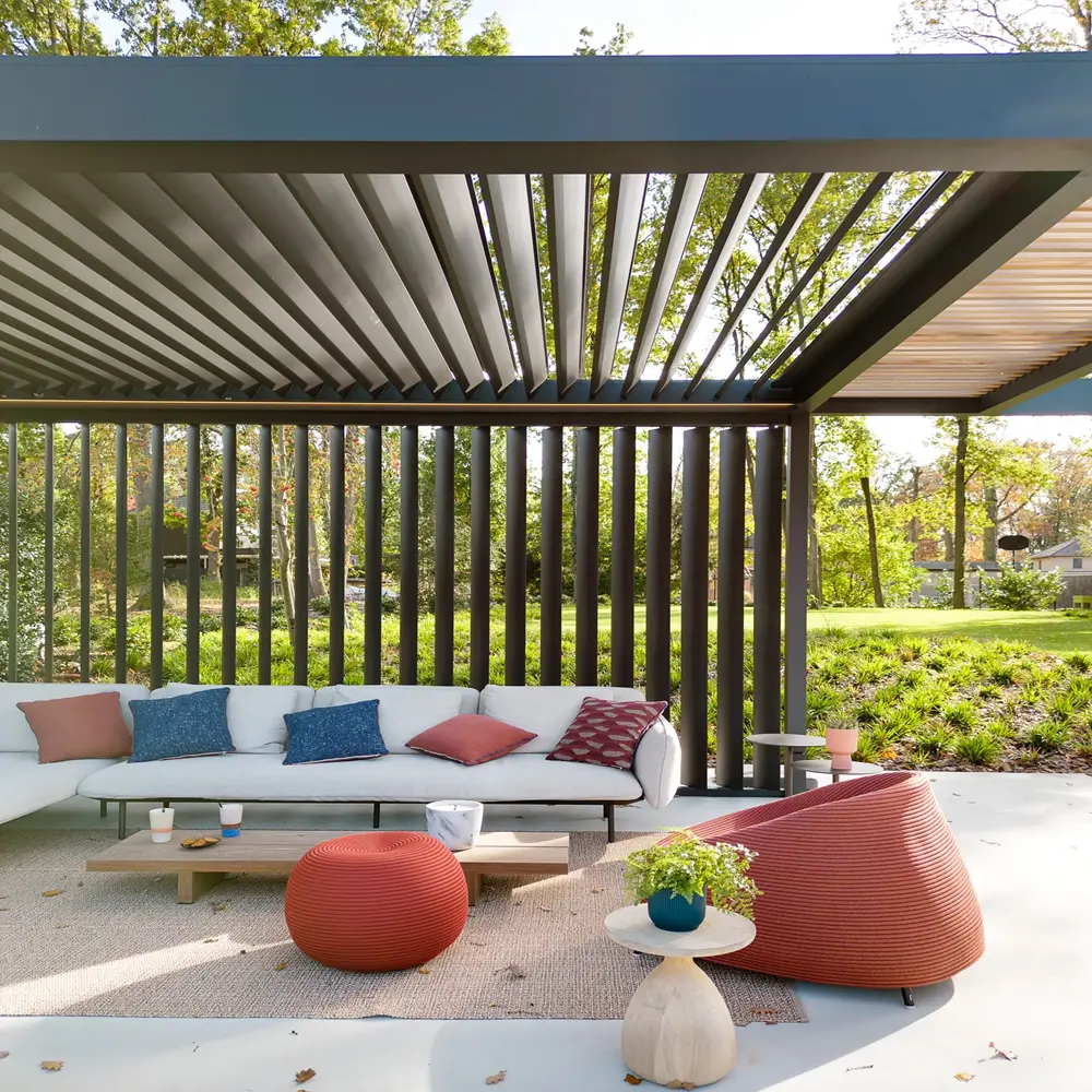 Houten en aluminium overkapping met moderne lamellen